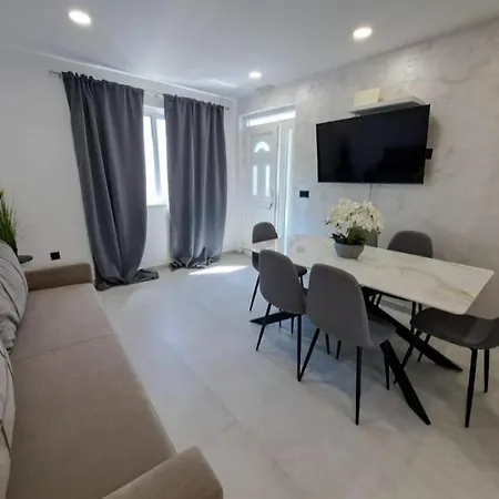 Lovre Apartment *